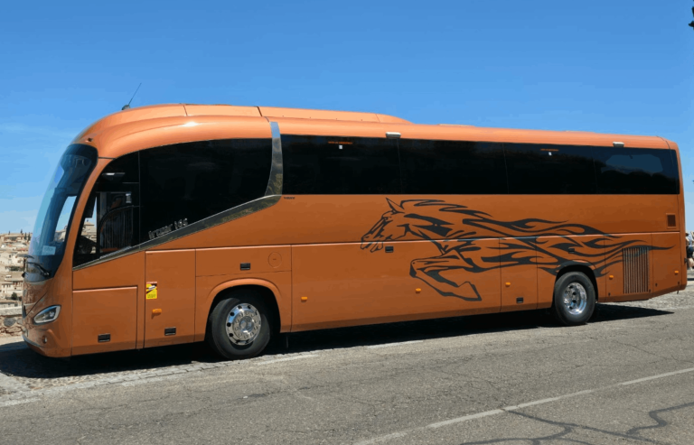 carrinha-iberobus-autocarros-de-transporte-alugar-autocarro-eventos-congressos-visitas-de-estudo-impact-transition-it-premium-agencia-de-marketing-digital-scaled-e1642175086500 (1)